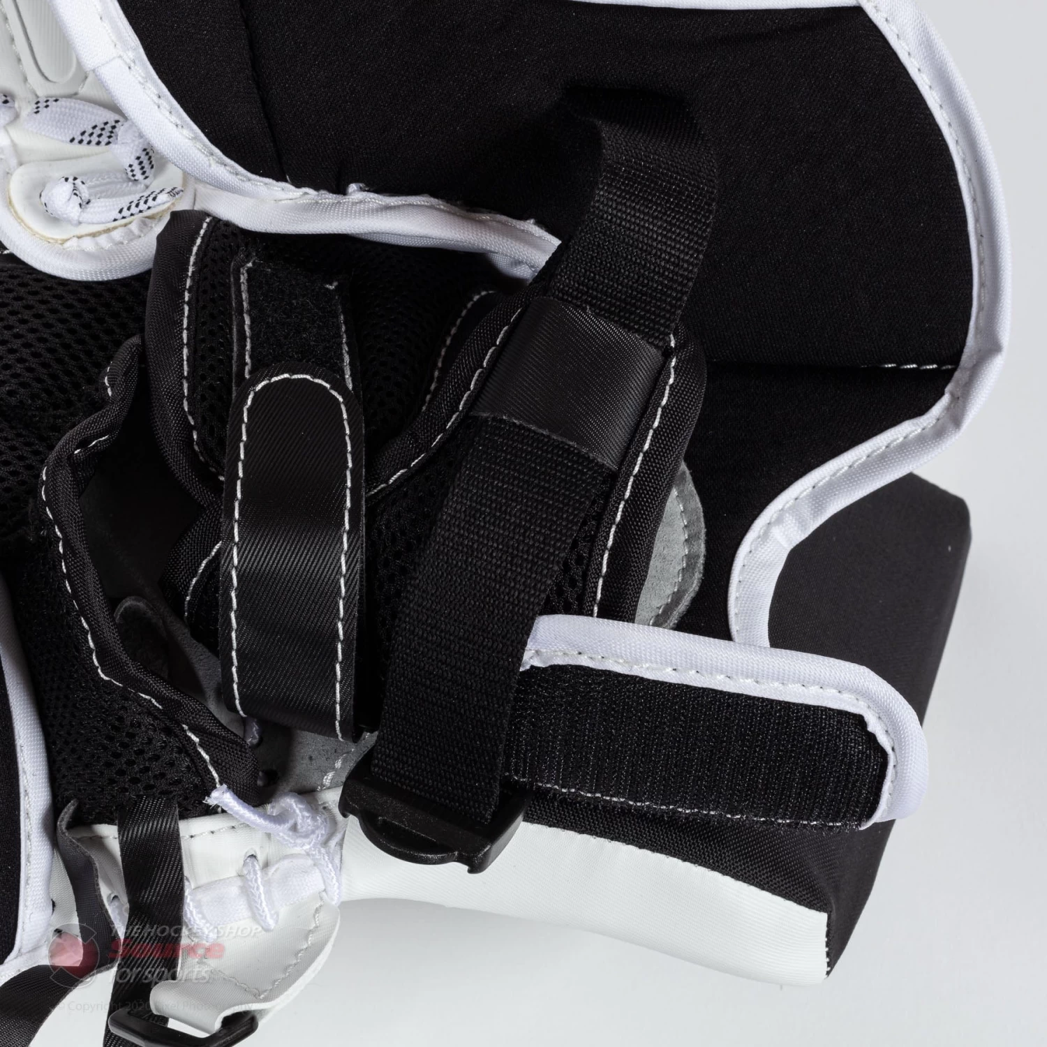 CCM Axis A1.5 Junior Goalie Catcher - Source Exclusive 9 CCM Axis A1.5 Junior Goalie Catcher - Source Exclusive - Image 9
