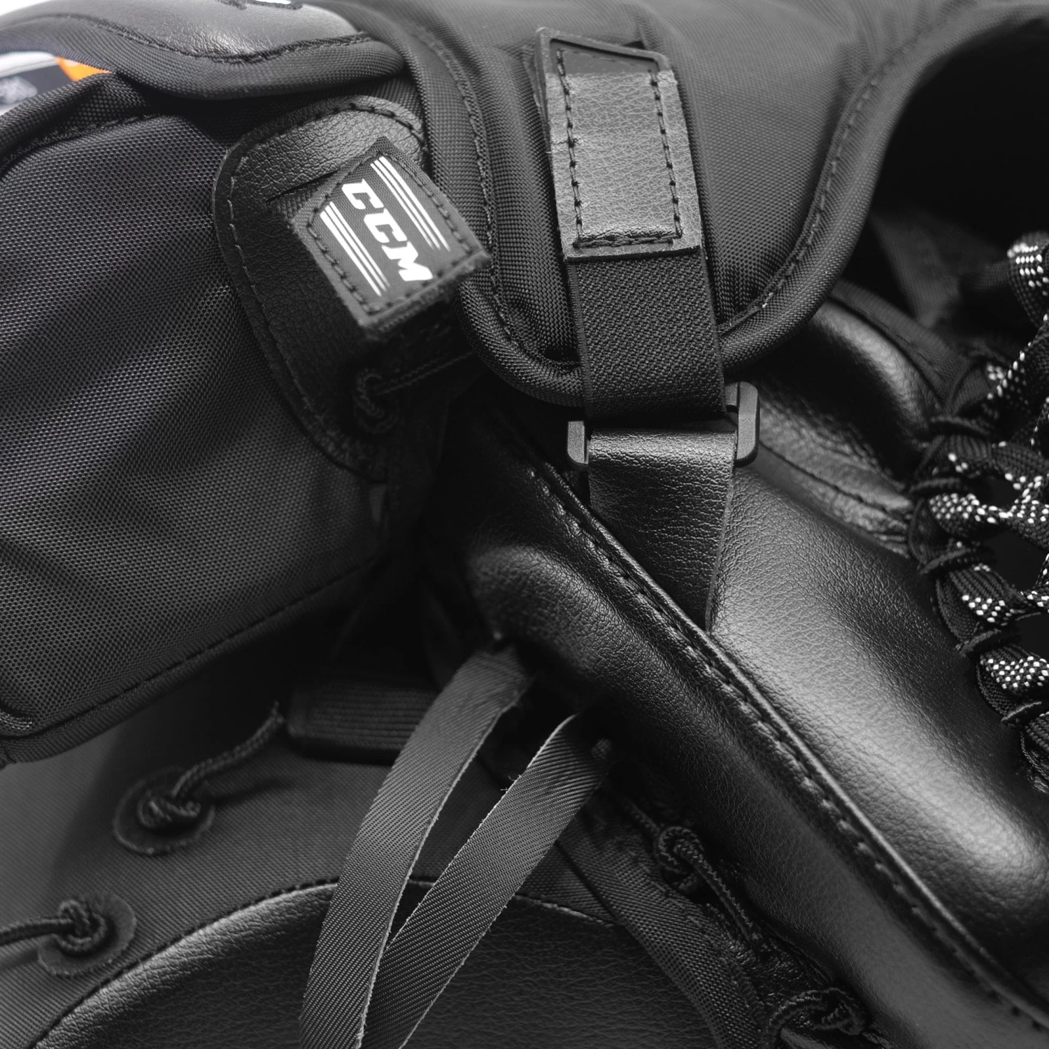 CCM Extreme Flex 5 Senior Goalie Catcher - 580 Break Angle 7 CCM Extreme Flex 5 Senior Goalie Catcher - 580 Break Angle - Image 7