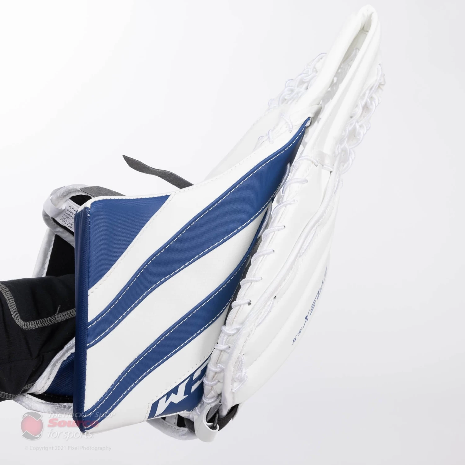 CCM Extreme Flex E5.5 Junior Goalie Catcher 3 CCM Extreme Flex E5.5 Junior Goalie Catcher - Image 3