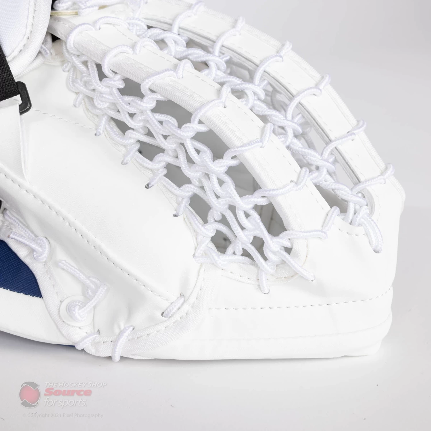 CCM Extreme Flex E5.5 Junior Goalie Catcher 6 CCM Extreme Flex E5.5 Junior Goalie Catcher - Image 6