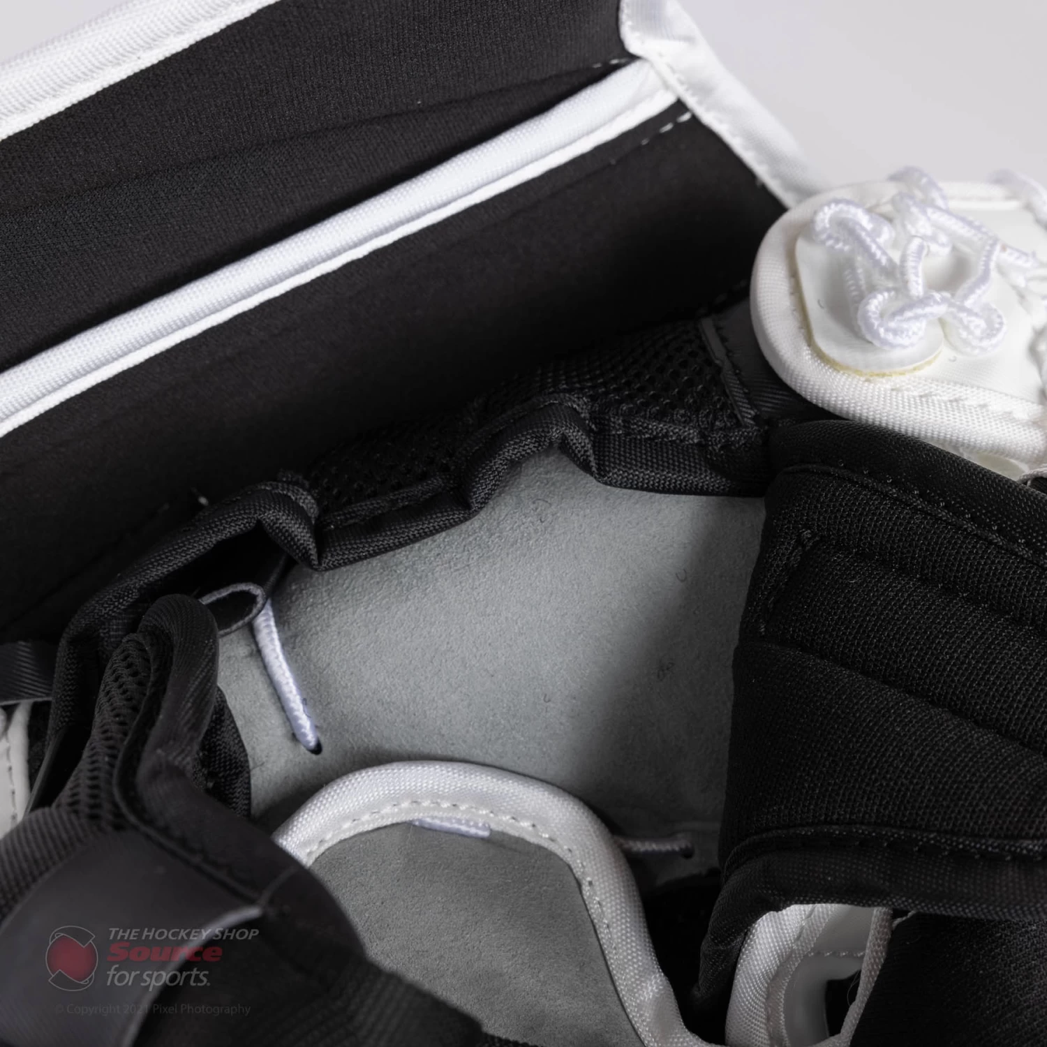 CCM Extreme Flex E5.5 Junior Goalie Catcher 14 CCM Extreme Flex E5.5 Junior Goalie Catcher - Image 14