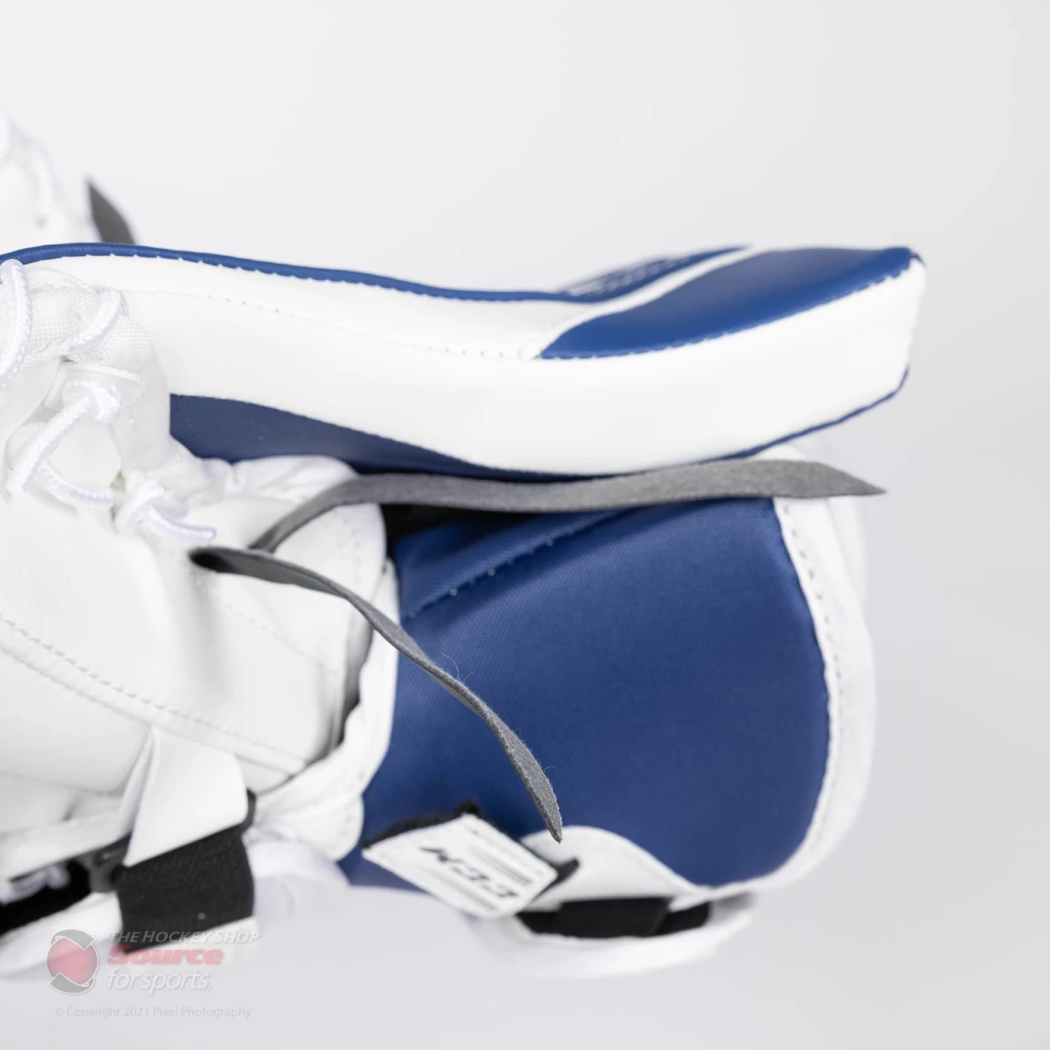 CCM Extreme Flex E5.5 Junior Goalie Catcher 9 CCM Extreme Flex E5.5 Junior Goalie Catcher - Image 9