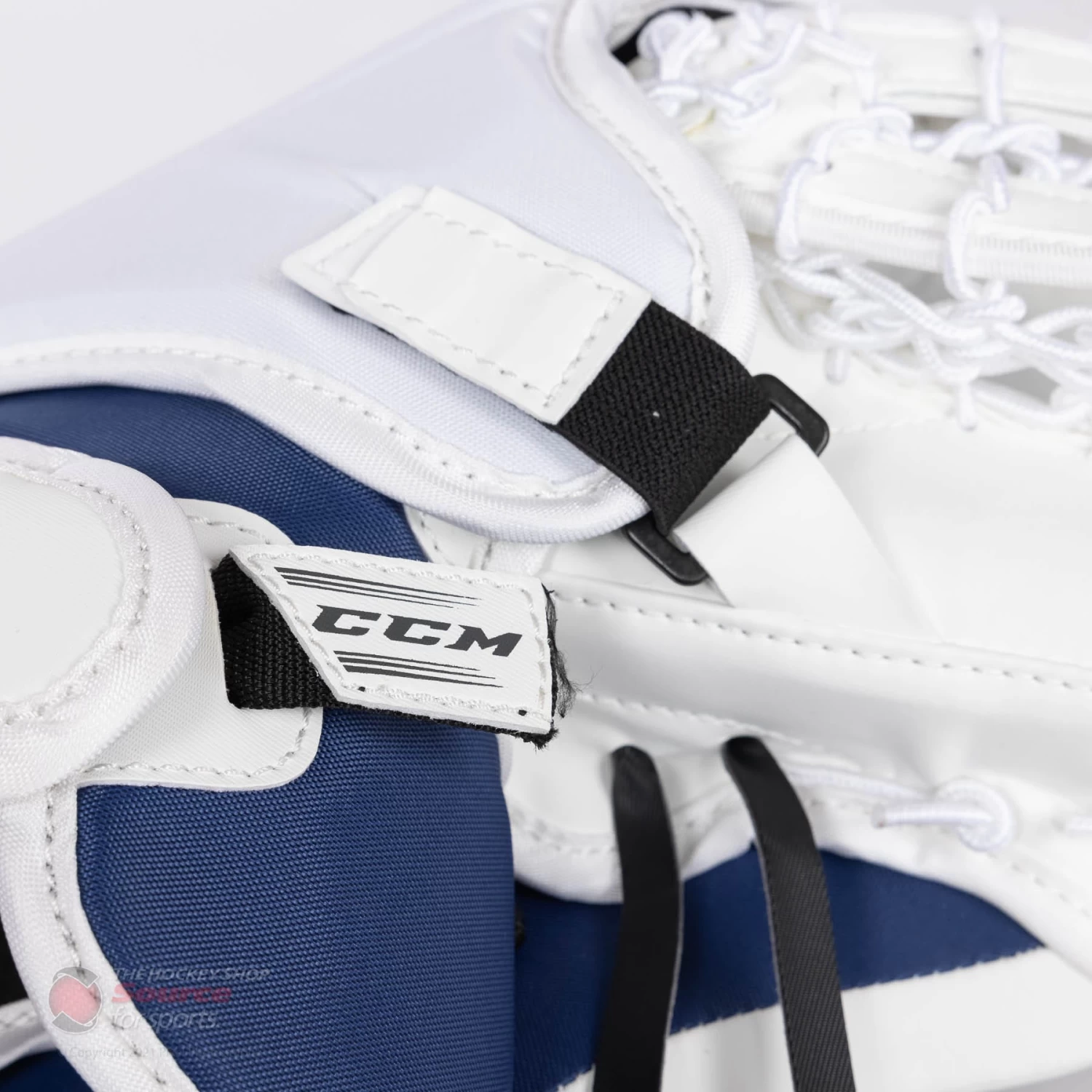 CCM Extreme Flex E5.5 Junior Goalie Catcher 10 CCM Extreme Flex E5.5 Junior Goalie Catcher - Image 10