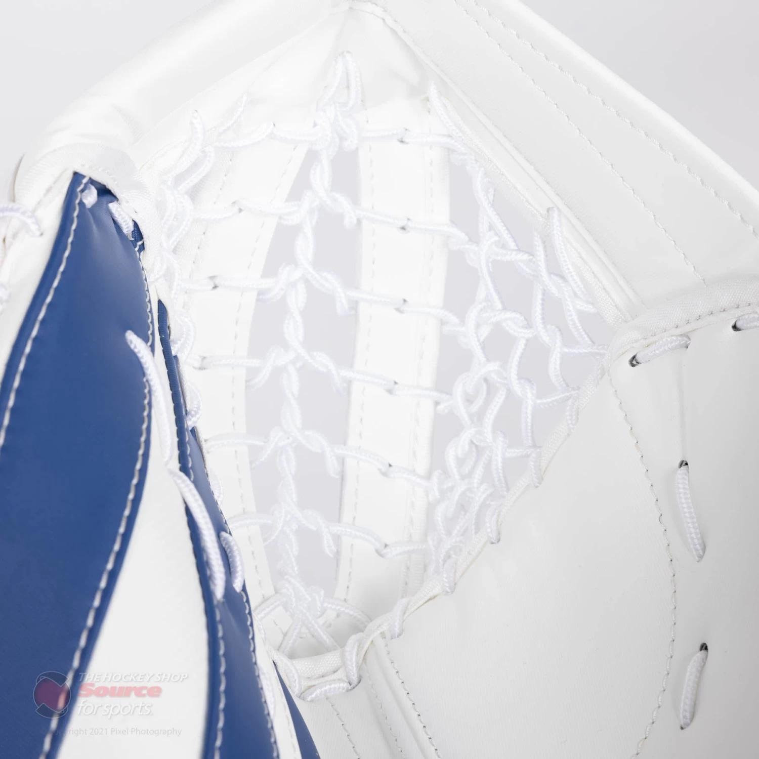 CCM Extreme Flex E5.5 Junior Goalie Catcher 5 CCM Extreme Flex E5.5 Junior Goalie Catcher - Image 5