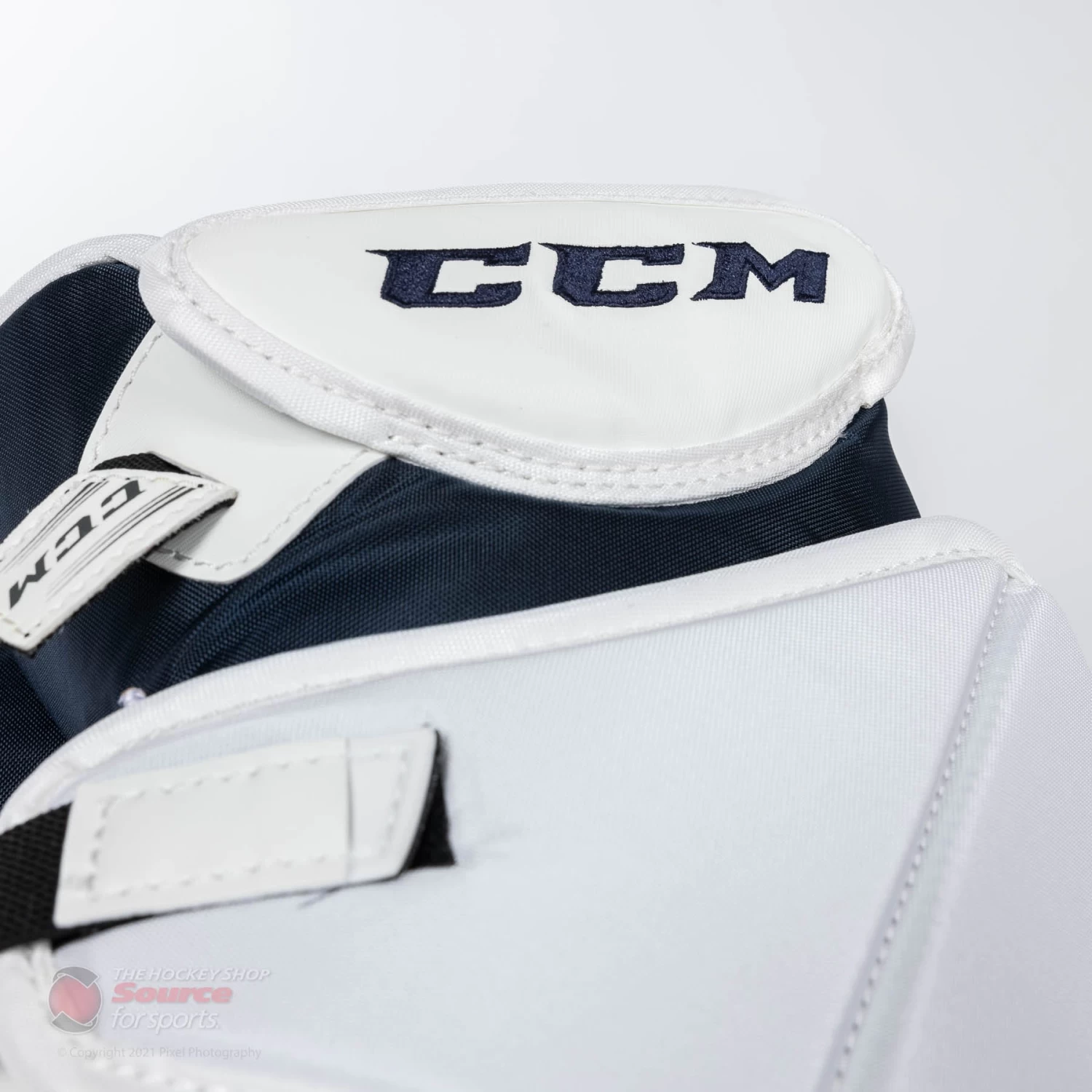 CCM Extreme Flex E5.9 Intermediate Goalie Catcher 12 CCM Extreme Flex E5.9 Intermediate Goalie Catcher - Image 12