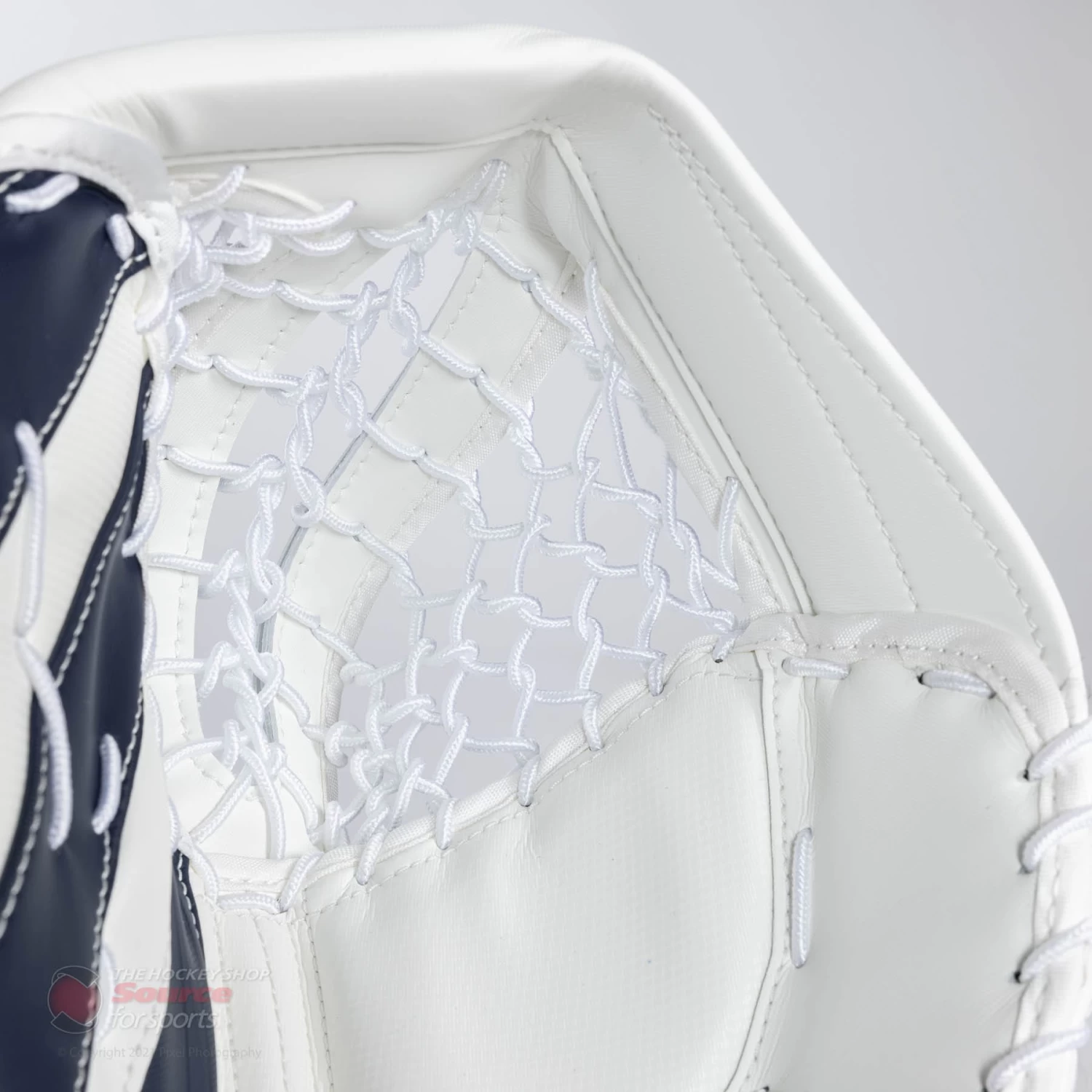 CCM Extreme Flex E5.9 Intermediate Goalie Catcher 4 CCM Extreme Flex E5.9 Intermediate Goalie Catcher - Image 4