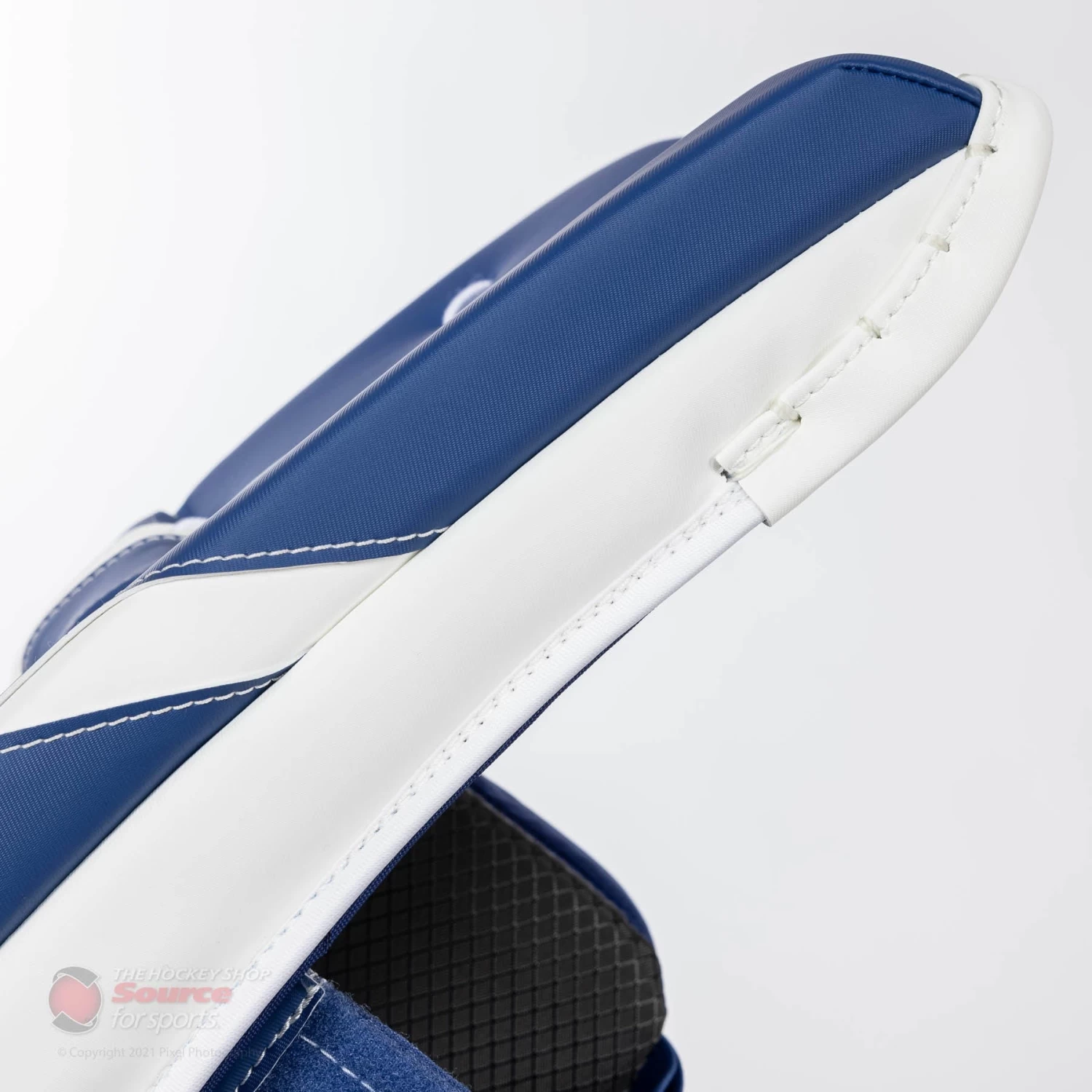 CCM Extreme Flex E5.5 Junior Goalie Leg Pads 7 CCM Extreme Flex E5.5 Junior Goalie Leg Pads - Image 7