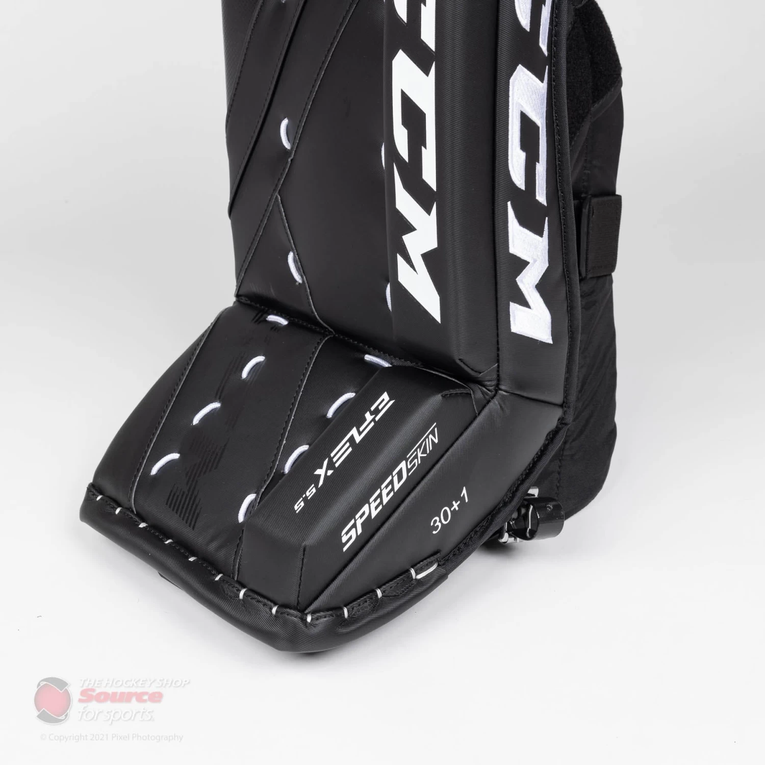 CCM Extreme Flex E5.5 Junior Goalie Leg Pads - Source Exclusive 5 CCM Extreme Flex E5.5 Junior Goalie Leg Pads - Source Exclusive - Image 5