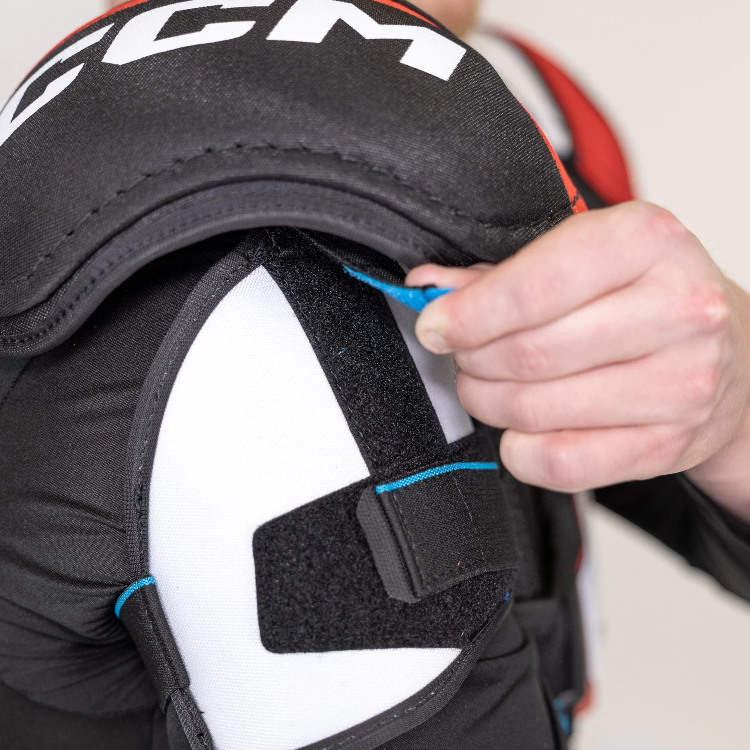 CCM Jetspeed FT680 Senior Hockey Shoulder Pads 9 CCM Jetspeed FT680 Senior Hockey Shoulder Pads - Image 9