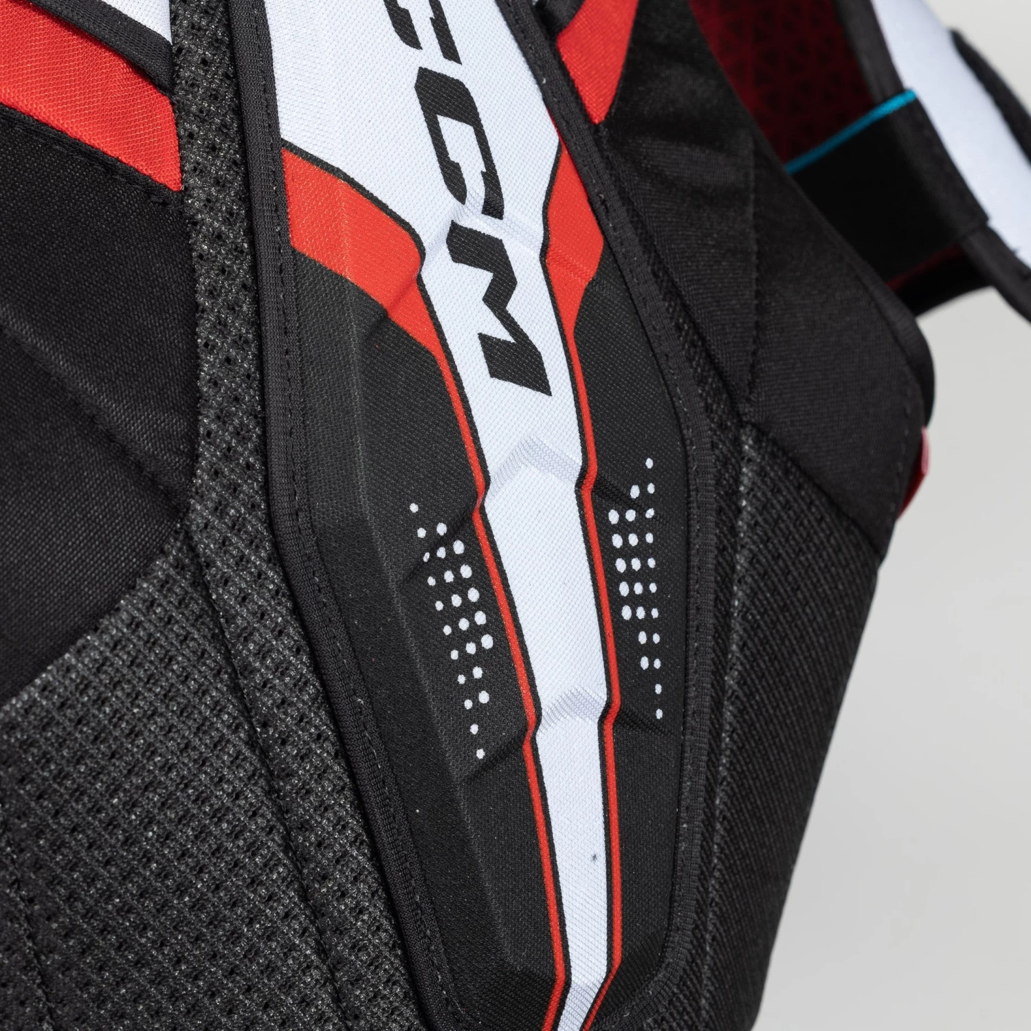 CCM Jetspeed FT680 Senior Hockey Shoulder Pads 7 CCM Jetspeed FT680 Senior Hockey Shoulder Pads - Image 7